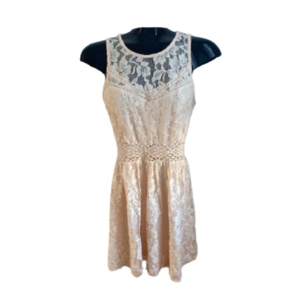 Forever 21 Dresses & Skirts - FOREVER 21, Light Pink lace summer short sleeved dress.